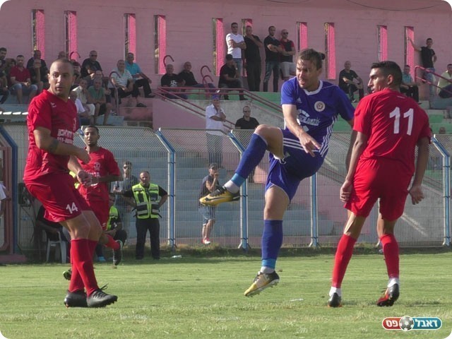 מיכאל קירטבה החטיא פנדל, כבש והורחק
